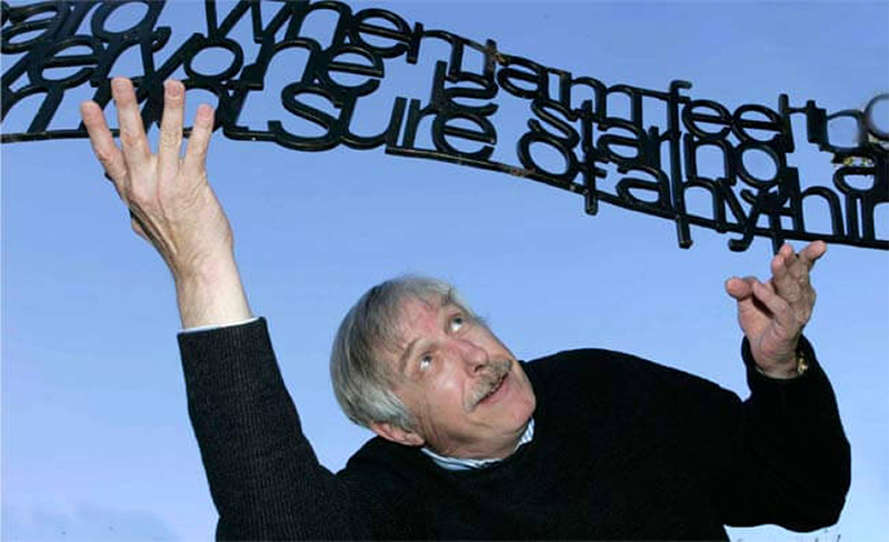 Ron Davis met letters die voorbij drijven boven zijn hoofd